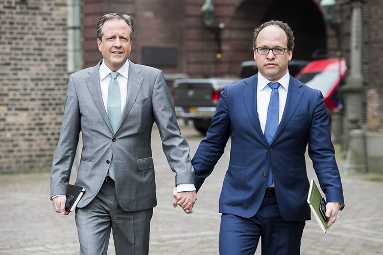 Dutch Men Hold Hands In Solidarity With Attacked Gay Couple Express Magazine 