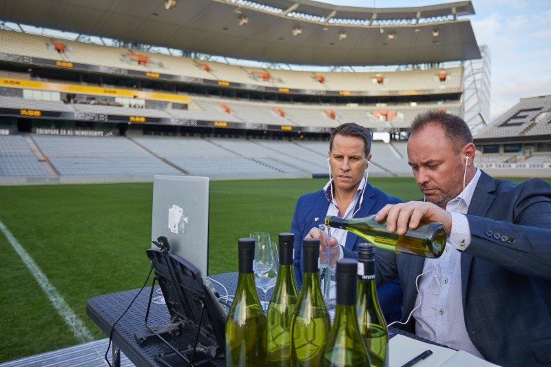 Graham Norton blends Sauvignon Blanc at Eden Park_Tim and Rob 2 pouring